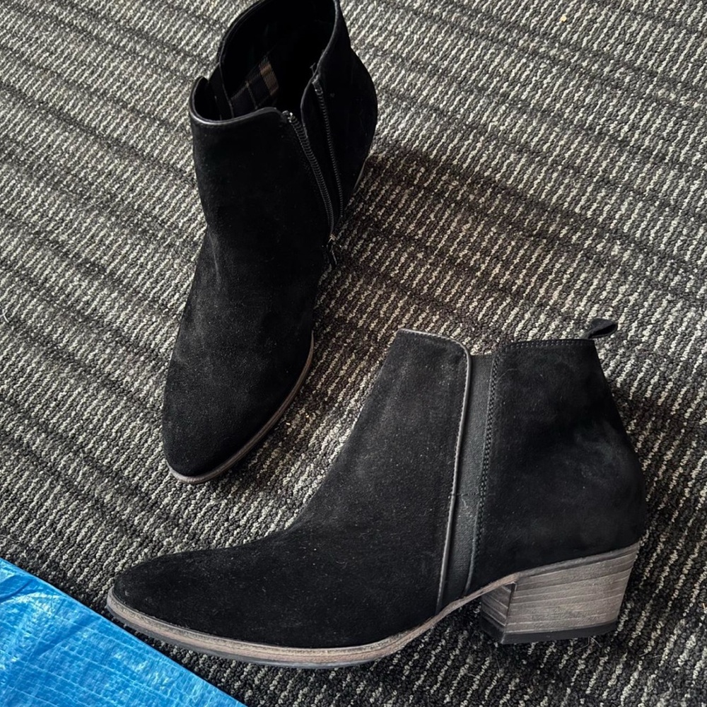 Aquatalia Waterproof Suede Leather Chelsea pointy sleek design western 9.5 chunk